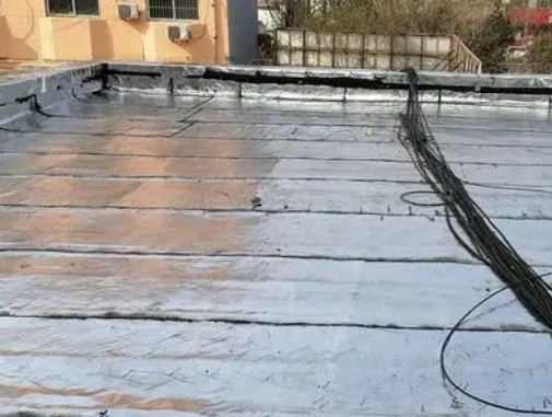桓仁卫生间漏水维修公司分享下桓仁屋面楼顶防水刚性防水层施工要点。